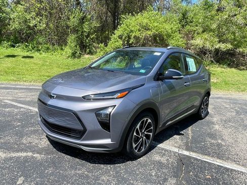 Certified 2023 Chevrolet Bolt EUV Premier w/ Sun & Sound Package FWD image 7