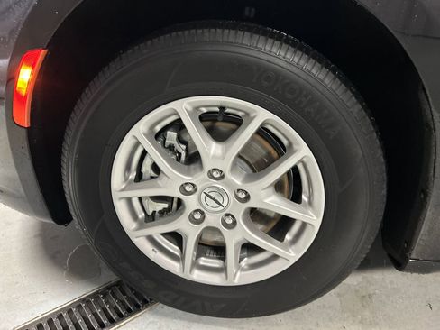 Used 2024 Chrysler Pacifica Touring-L image 9