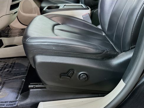 Used 2023 Chrysler Pacifica Touring-L image 18