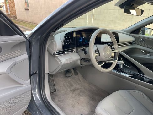 Used 2025 Hyundai Elantra SEL image 35