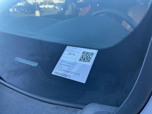 Used 2019 Toyota Highlander Limited Platinum image 25