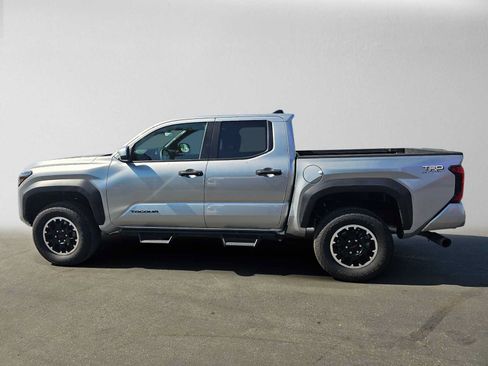 Certified 2025 Toyota Tacoma TRD Off-Road AWD/4WD image 6