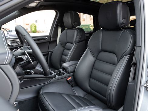 New 2026 Porsche Macan Turbo AWD/4WD image 5