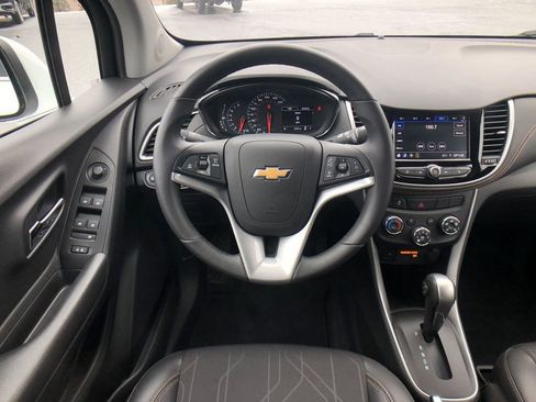 Used 2020 Chevrolet Trax LT w/ LT Convenience Package FWD image 17