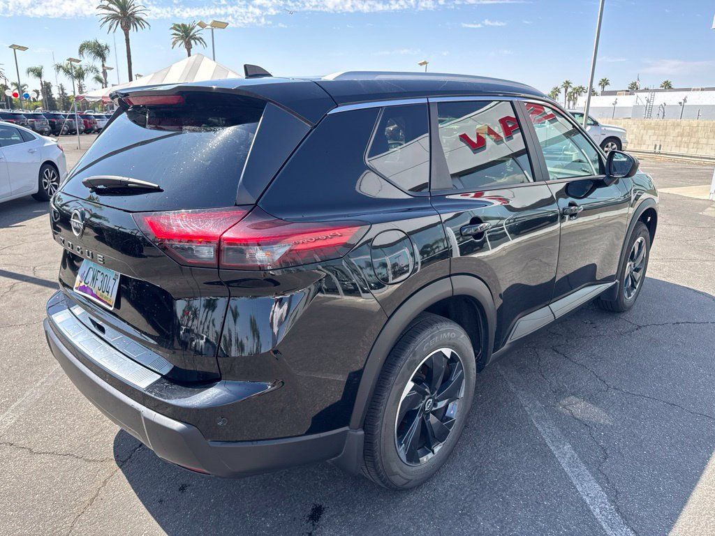 Used 2025 Nissan Rogue SV w/ SV Premium Package FWD image 4