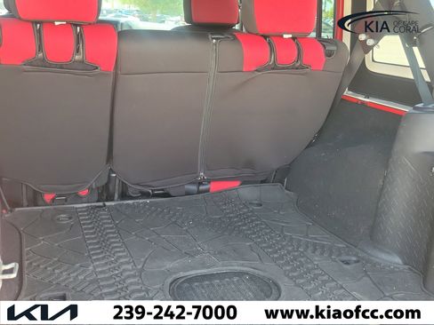 Used 2016 Jeep Wrangler Unlimited Rubicon AWD/4WD image 13