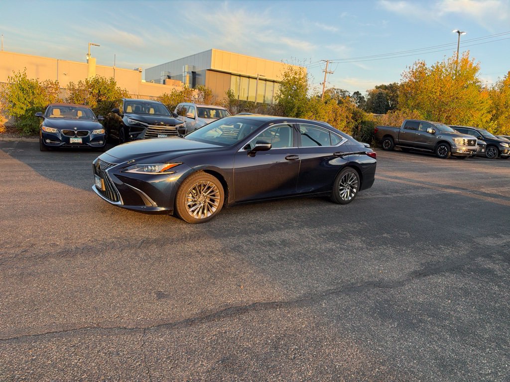 Used 2025 Lexus ES 350 w/ Luxury Package FWD image 3