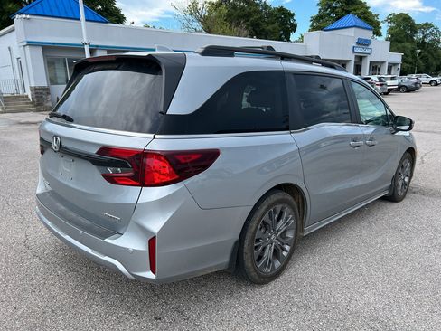 Used 2025 Honda Odyssey Touring image 5
