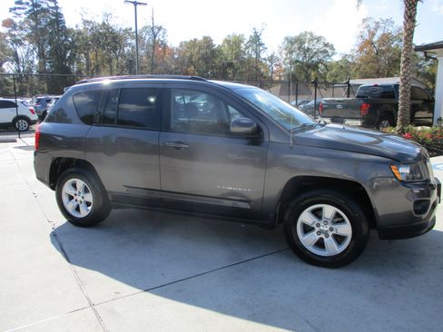 Used 2017 Jeep Compass Latitude image 26