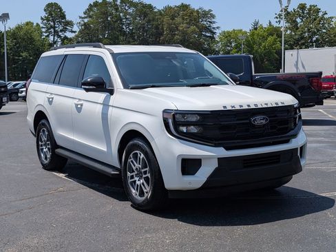 New 2026 Ford Expedition Active RWD image 2