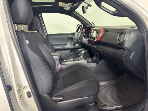 Used 2016 Toyota Tacoma TRD Off-Road w/ Premium & Technology Package image 4
