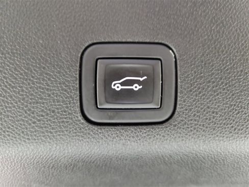 Used 2023 GMC Yukon SLT w/ SLT Luxury Package image 9