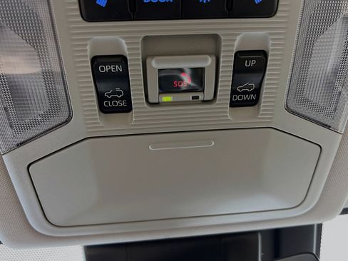 Used 2022 Toyota RAV4 Limited image 22