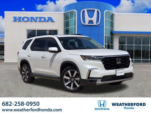 Used 2025 Honda Pilot Touring image 1