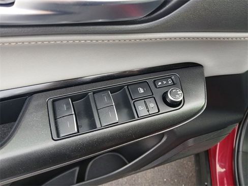 Used 2022 Toyota Venza XLE image 13