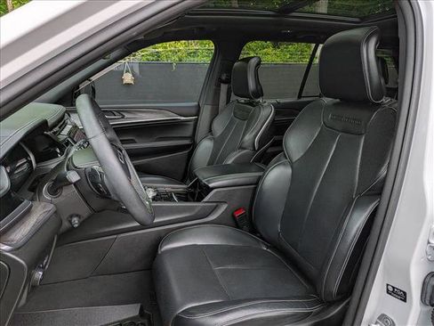 Used 2023 Jeep Grand Cherokee Overland w/ Luxury Tech Group IV AWD/4WD image 28