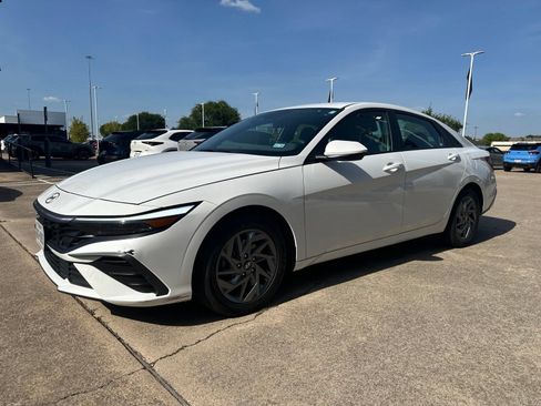 Used 2024 Hyundai Elantra SEL FWD image 3
