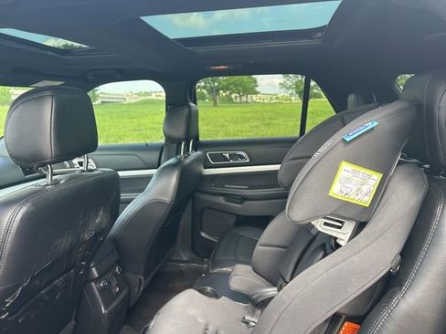 Used 2017 Ford Explorer XLT w/ Equipment Group 202A AWD/4WD image 9