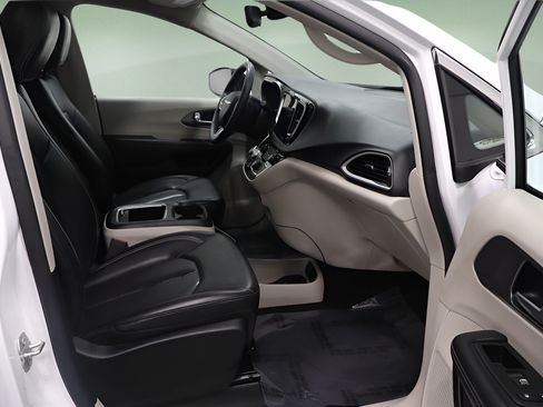 Certified 2023 Chrysler Pacifica Touring-L FWD image 16