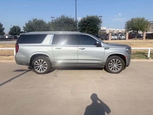 Used 2024 GMC Yukon XL Denali AWD/4WD image 3
