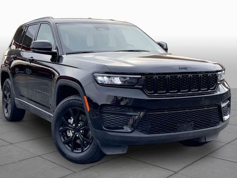 Used 2025 Jeep Grand Cherokee Altitude AWD/4WD image 3