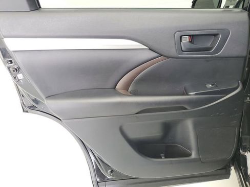 Used 2019 Toyota Highlander Plus FWD image 17