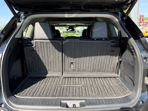 Used 2023 Toyota Highlander XLE AWD/4WD image 19