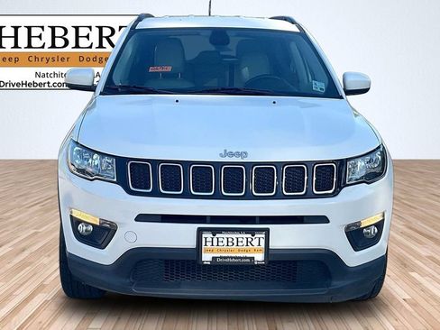 Used 2018 Jeep Compass Latitude w/ Popular Equipment Group AWD/4WD image 3