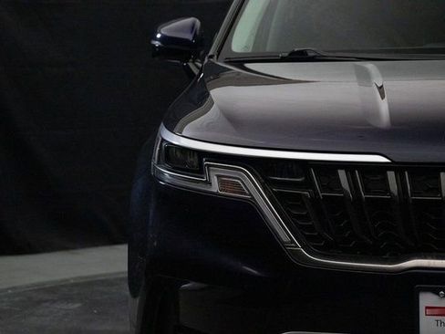 Used 2024 Kia Carnival LX image 5