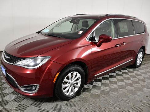 Used 2019 Chrysler Pacifica Touring-L FWD image 10
