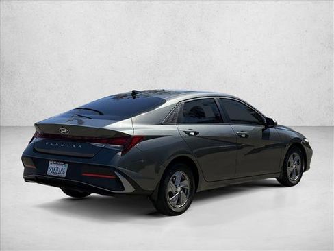 Certified 2025 Hyundai Elantra SE FWD image 5