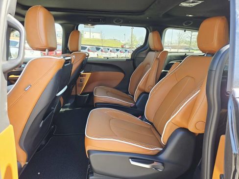 New 2026 Chrysler Pacifica Pinnacle AWD/4WD image 13