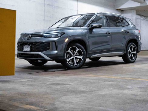 New 2025 Volkswagen Tiguan SE image 1