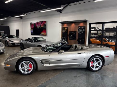 Used 2000 Chevrolet Corvette Convertible w/ Memory Pkg RWD image 4