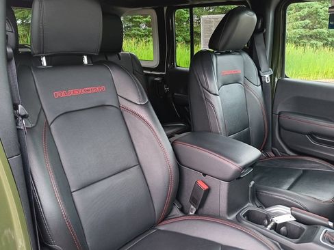 Used 2022 Jeep Wrangler Unlimited Rubicon w/ Cold Weather Group AWD/4WD image 22
