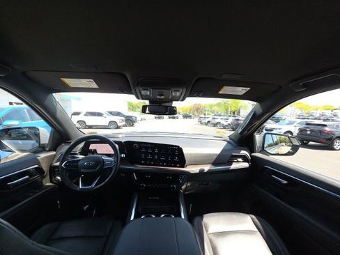 Used 2025 Chevrolet Suburban Z71 AWD/4WD image 15