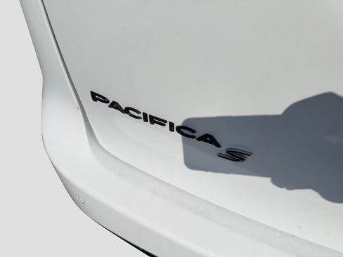 Used 2024 Chrysler Pacifica Limited FWD image 7