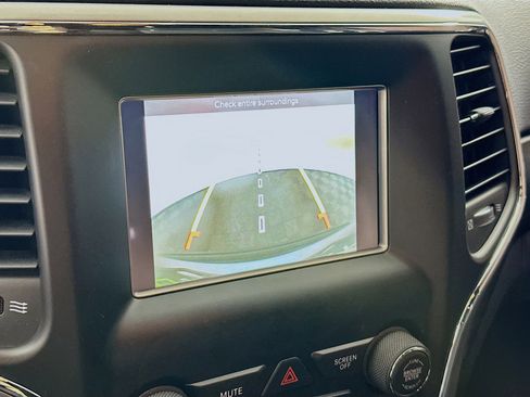 Used 2021 Jeep Grand Cherokee Laredo image 21