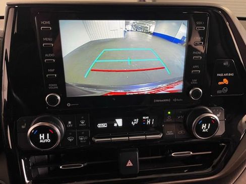 Used 2021 Toyota Highlander XLE FWD image 28
