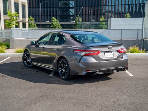 Used 2018 Toyota Camry SE w/ Convenience Package FWD image 3
