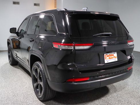 Used 2023 Jeep Grand Cherokee Altitude image 9