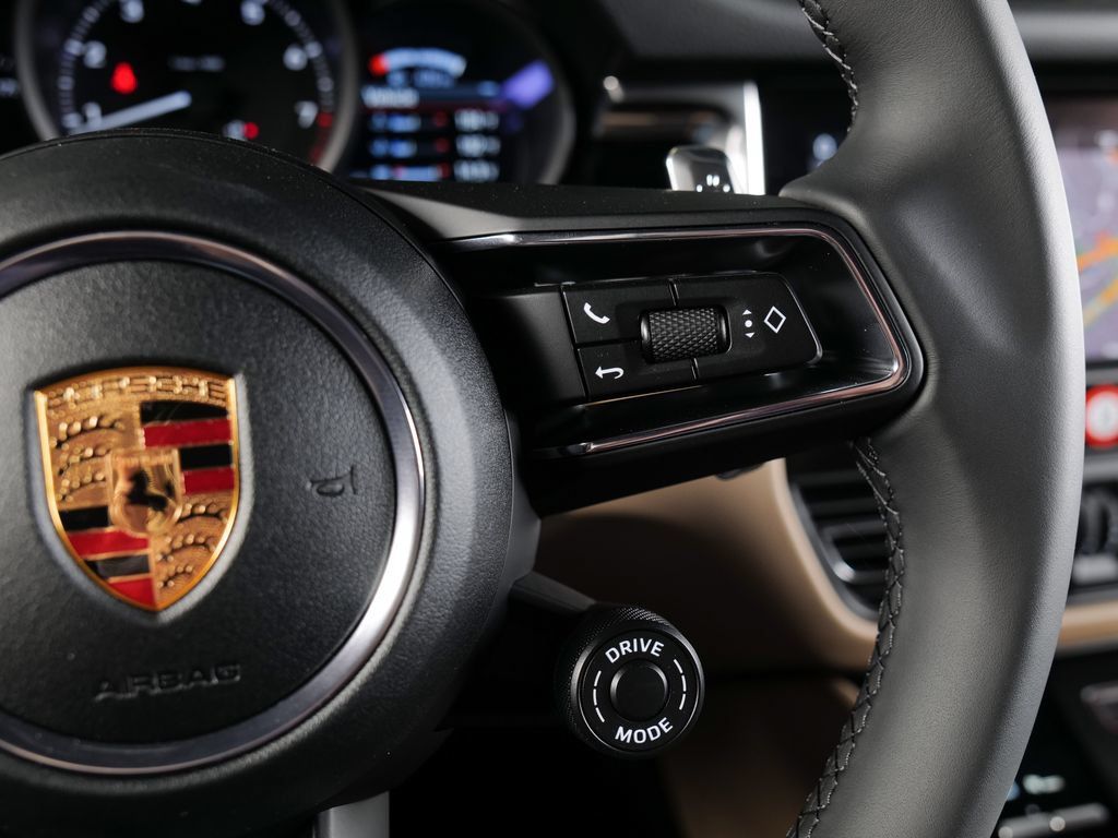 Certified 2026 Porsche Macan AWD/4WD image 15