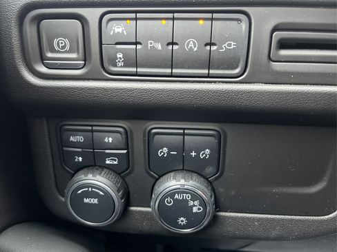 Used 2022 Chevrolet Suburban RST image 18