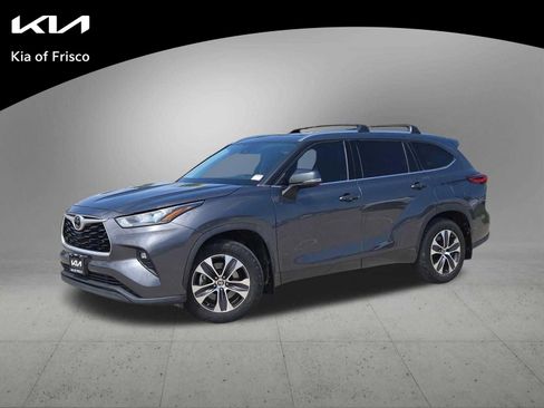 Used 2020 Toyota Highlander XLE AWD/4WD image 1