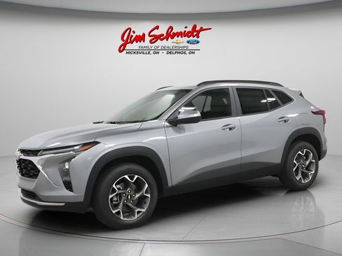 New 2026 Chevrolet Trax LT w/ Driver Confidence Package FWD image 2
