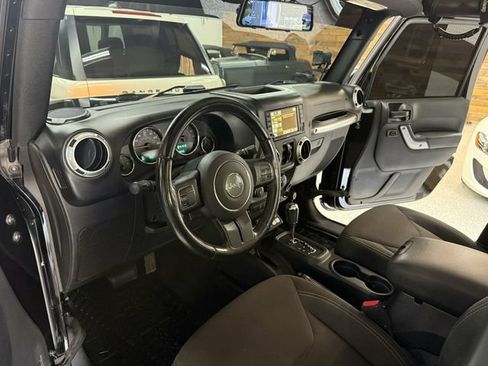 Used 2017 Jeep Wrangler Unlimited Sahara AWD/4WD image 10