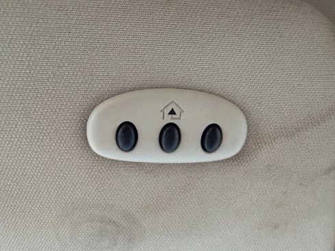 Used 2016 Chrysler Town & Country Touring image 49