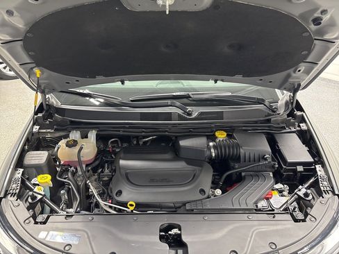 Used 2025 Chrysler Pacifica Limited image 46