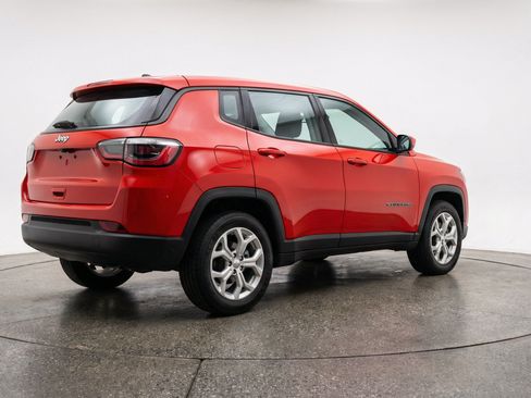 Used 2025 Jeep Compass Latitude AWD/4WD image 9