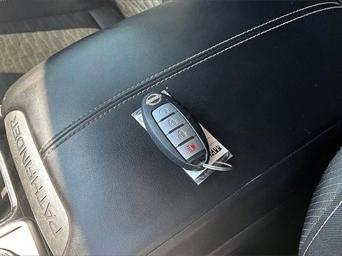 Used 2022 Nissan Pathfinder SV image 36